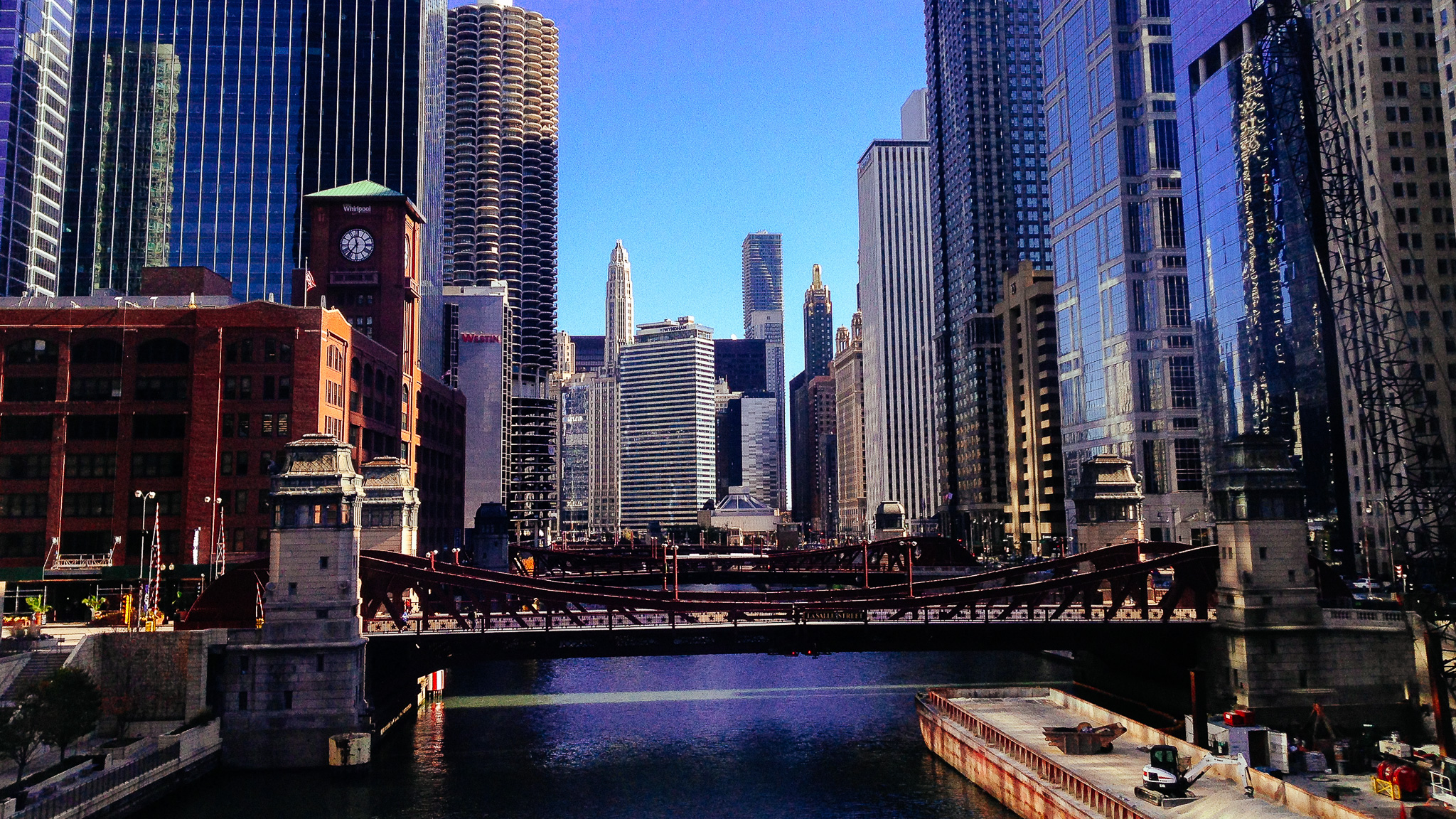 Chicago as seen from from the Loop (November 2015), with one of Bertrand Goldberg's iconic Marina City towers